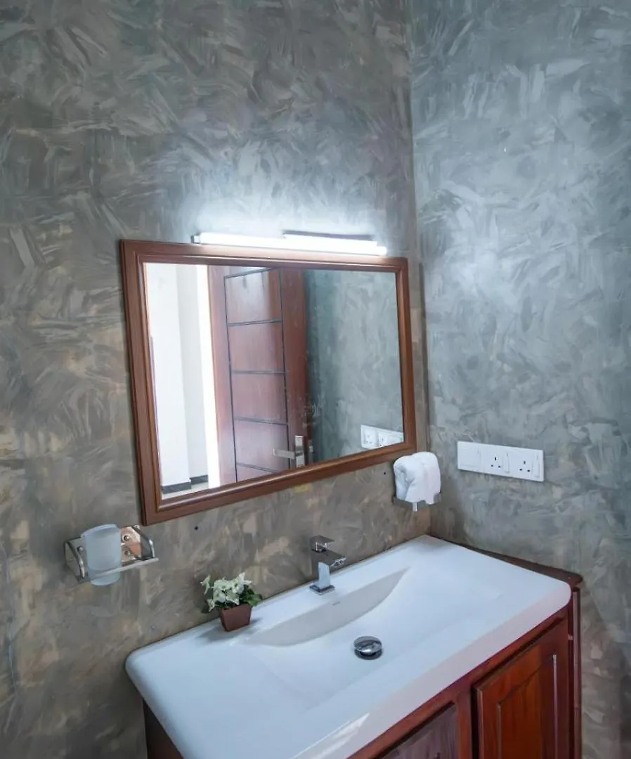 Hotel J Lee Negombo 0*,  Sri Lanka